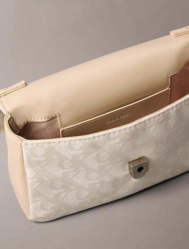Borsa a tracolla con patta e motivo Monogram su tutta la superficie Borsa a tracolla con patta e motivo Monogram su tutta la superficie