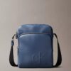 Borsa a tracolla con tasca con cerniera e Monogram in rilievo Borsa a tracolla con tasca con cerniera e Monogram in rilievo