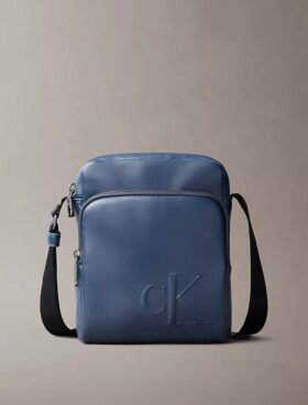 Borsa a tracolla con tasca con cerniera e Monogram in rilievo