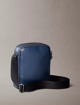 Borsa a tracolla con tasca con cerniera e Monogram in rilievo