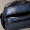Borsa a tracolla con tasca con cerniera e Monogram in rilievo Borsa a tracolla con tasca con cerniera e Monogram in rilievo
