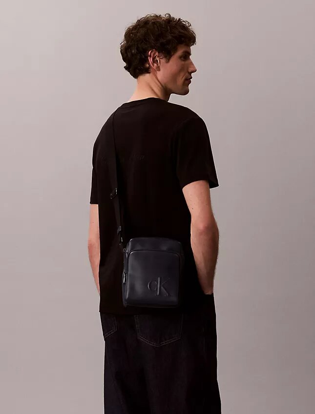 Borsa a tracolla con tasca con cerniera e Monogram in rilievo Borsa a tracolla con tasca con cerniera e Monogram in rilievo