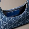 Borsa a tracolla in Denim con logo su tutta la superficie Borsa a tracolla in Denim con logo su tutta la superficie