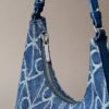 Borsa a tracolla in Denim con logo su tutta la superficie Borsa a tracolla in Denim con logo su tutta la superficie
