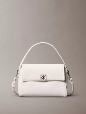 Borsa a tracolla in finta pelle con texture a grana e logo emblema