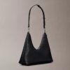 Borsa a tracolla in finta pelle con texture a grana e logo emblema