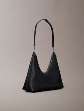 Borsa a tracolla in finta pelle con texture a grana e logo emblema