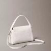 Borsa a tracolla in finta pelle con texture a grana e logo emblema