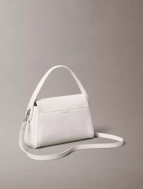 Borsa a tracolla in finta pelle con texture a grana e logo emblema