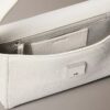 Borsa a tracolla in finta pelle con texture a grana e logo emblema