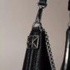 Borsa a tracolla in finta pelle con texture a grana e logo emblema