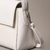 Borsa a tracolla in finta pelle con texture a grana e logo emblema