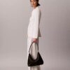 Borsa a tracolla in finta pelle con texture a grana e logo emblema