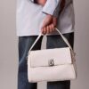 Borsa a tracolla in finta pelle con texture a grana e logo emblema