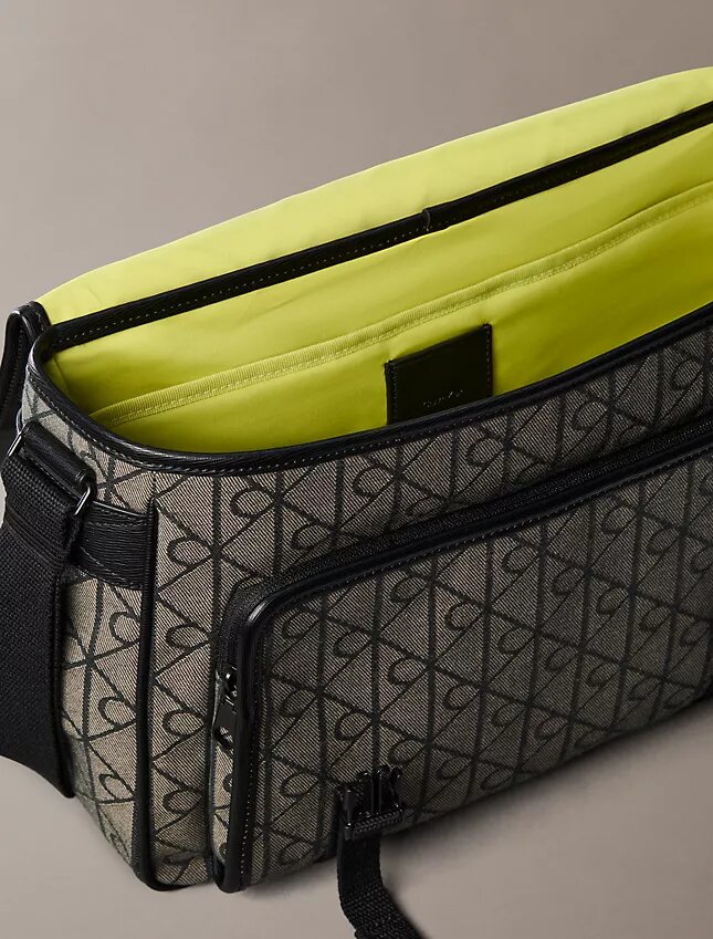 Borsa a tracolla in jacquard con emblema Borsa a tracolla in jacquard con emblema
