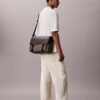 Borsa a tracolla in jacquard con emblema Borsa a tracolla in jacquard con emblema