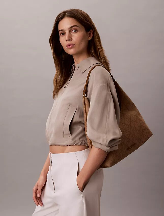 Borsa a tracolla in jacquard con emblema Borsa a tracolla in jacquard con emblema