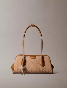 Borsa a tracolla in jacquard con logo emblema su tutta la superficie