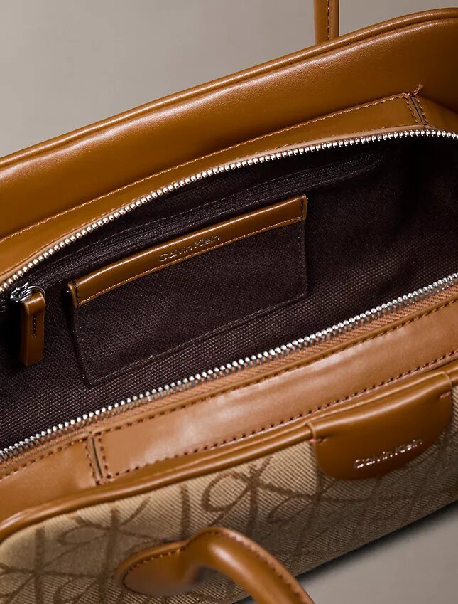 Borsa a tracolla in jacquard con logo emblema su tutta la superficie Borsa a tracolla in jacquard con logo emblema su tutta la superficie