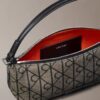 Borsa a tracolla in tela con logo su tutta la superficie Borsa a tracolla in tela con logo su tutta la superficie