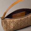 Borsa a tracolla in tela con logo su tutta la superficie Borsa a tracolla in tela con logo su tutta la superficie