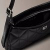 Borsa a tracolla piccola con logo trapuntato Borsa a tracolla piccola con logo trapuntato