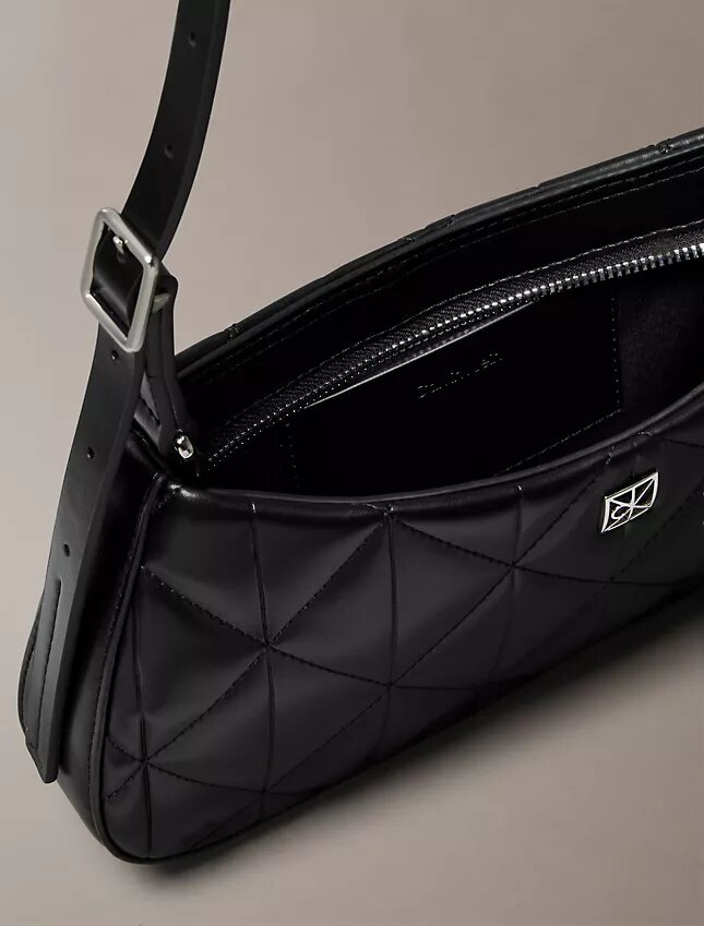 Borsa a tracolla piccola con logo trapuntato Borsa a tracolla piccola con logo trapuntato