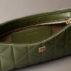 Borsa a tracolla piccola con logo trapuntato Borsa a tracolla piccola con logo trapuntato