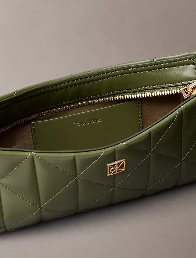 Borsa a tracolla piccola con logo trapuntato Borsa a tracolla piccola con logo trapuntato