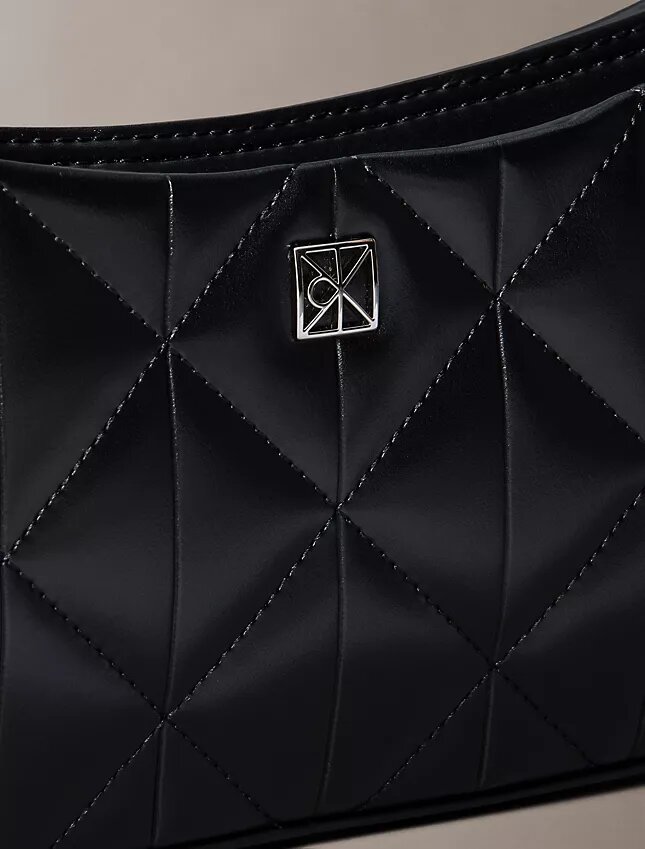 Borsa a tracolla piccola con logo trapuntato Borsa a tracolla piccola con logo trapuntato