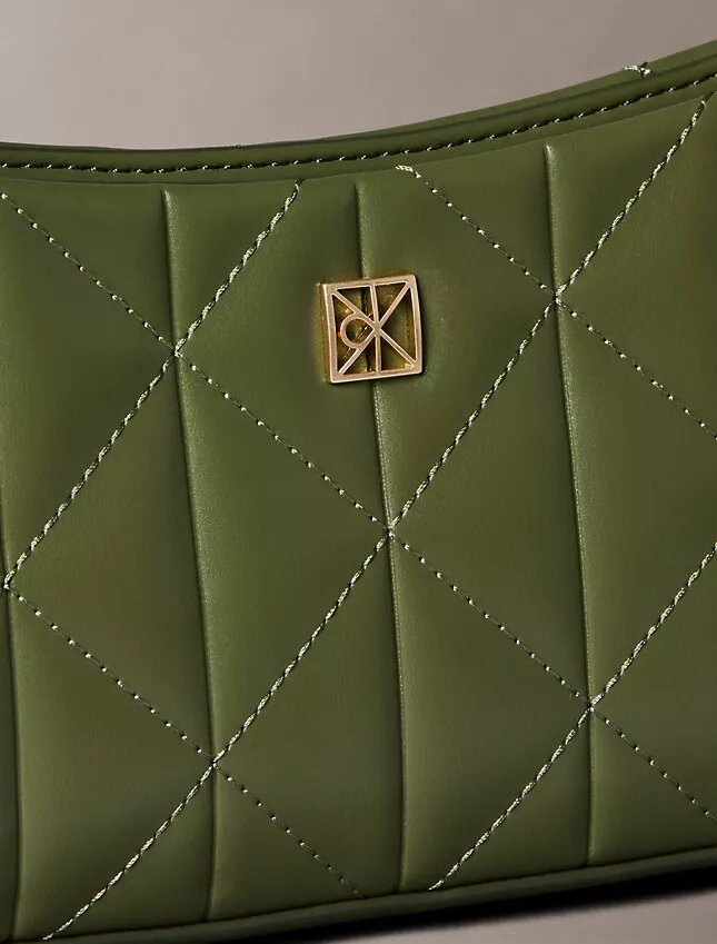 Borsa a tracolla piccola con logo trapuntato Borsa a tracolla piccola con logo trapuntato