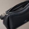 Borsa a tracolla piccola con pieghe a ciottoli Borsa a tracolla piccola con pieghe a ciottoli