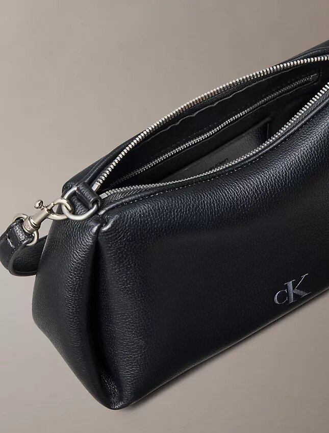 Borsa a tracolla piccola con pieghe a ciottoli Borsa a tracolla piccola con pieghe a ciottoli
