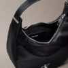 Borsa a tracolla piccola convertibile dalla forma arrotondata Borsa a tracolla piccola convertibile dalla forma arrotondata