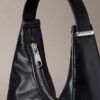 Borsa a tracolla piccola convertibile dalla forma arrotondata Borsa a tracolla piccola convertibile dalla forma arrotondata