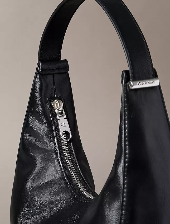 Borsa a tracolla piccola convertibile dalla forma arrotondata Borsa a tracolla piccola convertibile dalla forma arrotondata