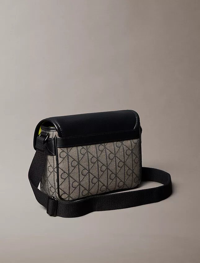 Borsa a tracolla piccola in jacquard con emblema Borsa a tracolla piccola in jacquard con emblema