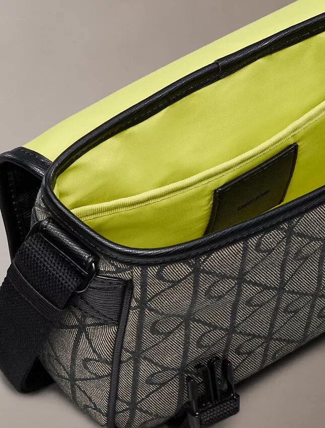 Borsa a tracolla piccola in jacquard con emblema Borsa a tracolla piccola in jacquard con emblema