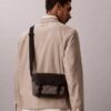 Borsa a tracolla piccola in jacquard con emblema Borsa a tracolla piccola in jacquard con emblema