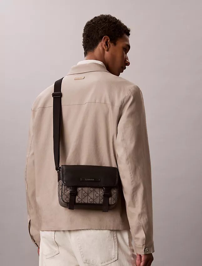 Borsa a tracolla piccola in jacquard con emblema Borsa a tracolla piccola in jacquard con emblema