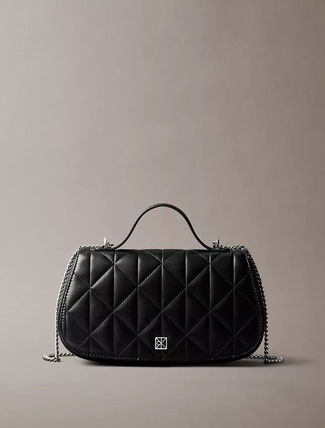Borsa a tracolla trapuntata con logo e manico a catena Borsa a tracolla trapuntata con logo e manico a catena