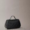 Borsa a tracolla trapuntata con logo e manico a catena Borsa a tracolla trapuntata con logo e manico a catena