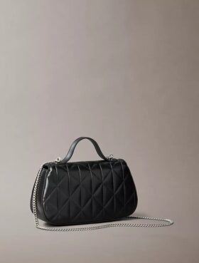 Borsa a tracolla trapuntata con logo e manico a catena