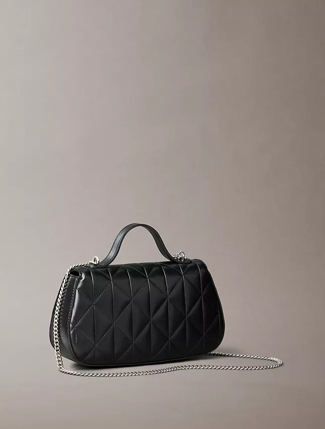 Borsa a tracolla trapuntata con logo e manico a catena Borsa a tracolla trapuntata con logo e manico a catena