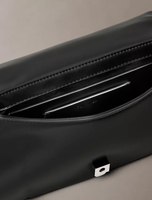 Borsa a tracolla trapuntata con logo e manico a catena Borsa a tracolla trapuntata con logo e manico a catena