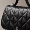 Borsa a tracolla trapuntata con logo e manico a catena Borsa a tracolla trapuntata con logo e manico a catena