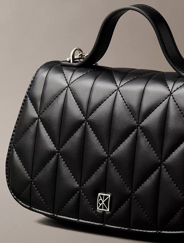 Borsa a tracolla trapuntata con logo e manico a catena Borsa a tracolla trapuntata con logo e manico a catena