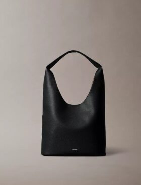 Borsa capiente morbida con finitura martellata