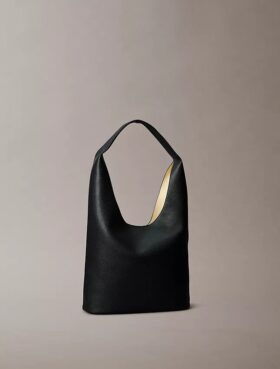 Borsa capiente morbida con finitura martellata