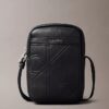 Borsa da reporter sottile con logo in rilievo su tutta la superficie